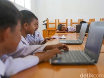 Semangatnya Siswa SD di Konawe Kepulauan Belajar dengan Internet