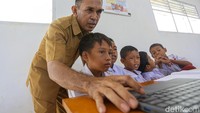 Dengan bantuan Dinas Pendidikan, sekolah mendapatkan perangkat seperti laptop dan proyektor, yang memungkinkan siswa mengakses berbagai materi pembelajaran secara digital. Abdul Kadir menjelaskan bagaimana internet telah mengubah metode pengajaran.