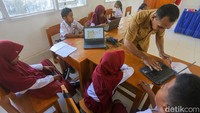 Segalanya berubah pada tahun 2023, ketika program Bakti Aksi membawa akses internet ke SDN 3 Wawonii Tengah. Meskipun sinyal masih belum sempurna, dampaknya langsung terasa. Kini, pembelajaran yang dulu serba manual mulai beralih ke digital.