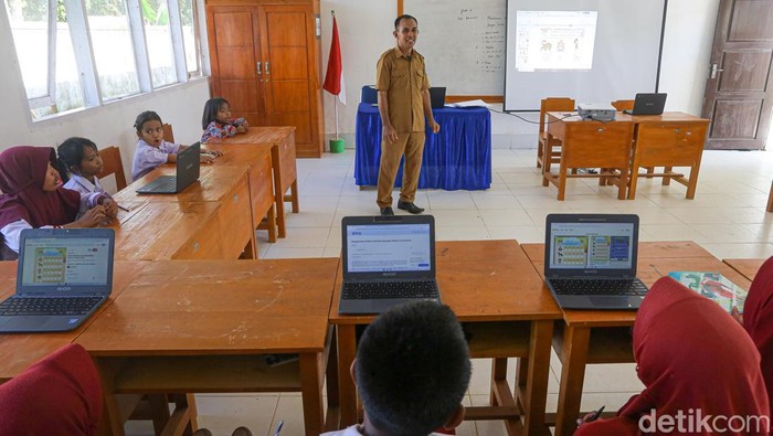 Siswa mengikuti kegiatan belajar mengajar di SDN 3 Wawonii Tengah, Konawe Kepulauan, Sulawesi Tenggara.