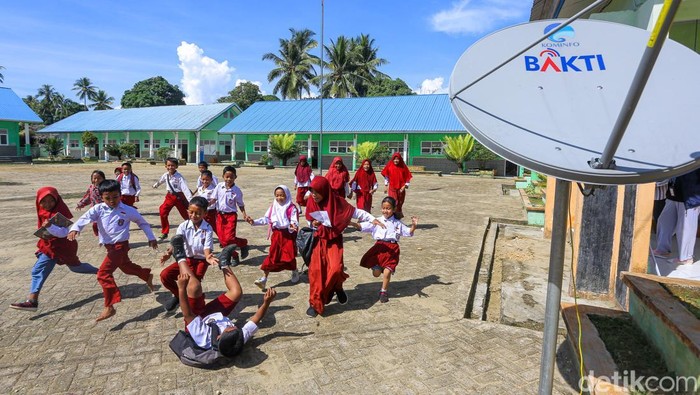 Siswa mengikuti kegiatan belajar mengajar di SDN 3 Wawonii Tengah, Konawe Kepulauan, Sulawesi Tenggara.