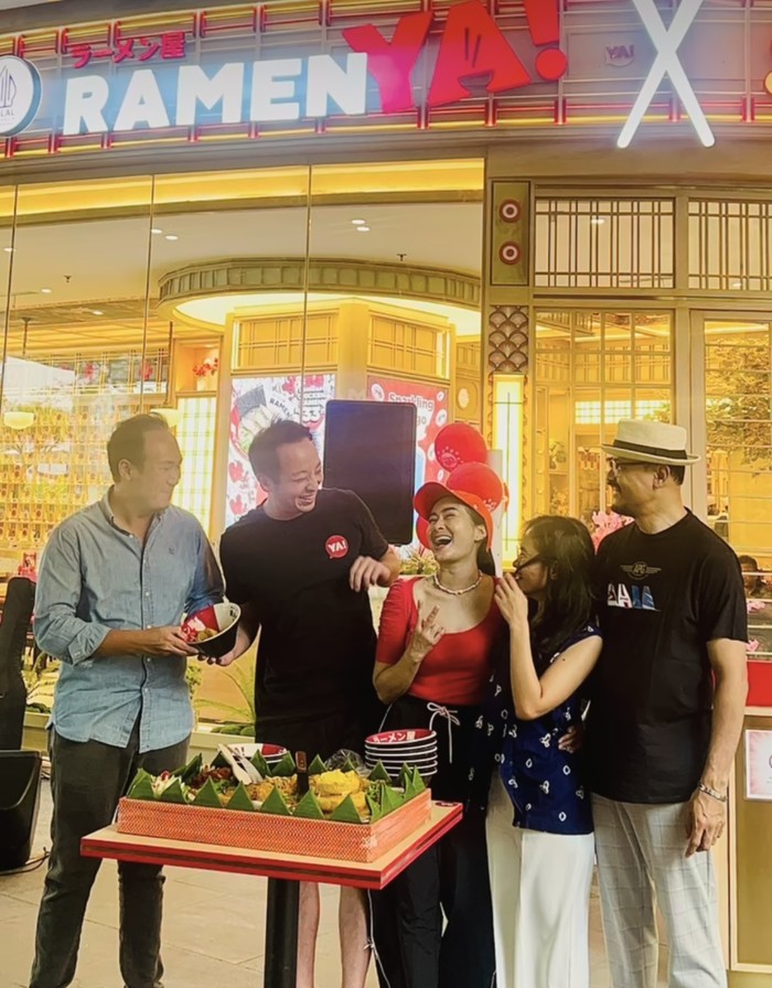 Iis Dahlia Asyik Makan di Resto Bareng Sahabat dan Keluarga