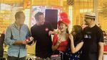Iis Dahlia Asyik Makan di Resto Bareng Sahabat dan Keluarga