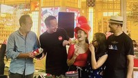 Iis Dahlia belum menanggapi sindiran Nikita Mirzani. Sebelum kontroversi ini, penyanyi dangdut itu tampak santai menunjukkan momen-momen bahagia bersama teman dan keluarga, termasuk saat makan. Foto: Instagram @isdadahlia