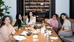 Iis Dahlia Asyik Makan di Resto Bareng Sahabat dan Keluarga