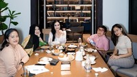 Ini salah satu momen terbarunya saat makan di restoran bersama anak perempuan dan teman-temannya. Sejumlah hidangan tersedia di meja, mulai dari gorengan, camilan lain, minuman, sampai kopi. Foto: Instagram @isdadahlia