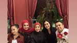 Iis Dahlia Asyik Makan di Resto Bareng Sahabat dan Keluarga