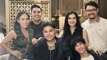 Iis Dahlia Asyik Makan di Resto Bareng Sahabat dan Keluarga