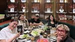 Iis Dahlia Asyik Makan di Resto Bareng Sahabat dan Keluarga