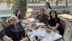 Iis Dahlia Asyik Makan di Resto Bareng Sahabat dan Keluarga