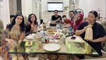 Iis Dahlia Asyik Makan di Resto Bareng Sahabat dan Keluarga