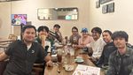 Iis Dahlia Asyik Makan di Resto Bareng Sahabat dan Keluarga
