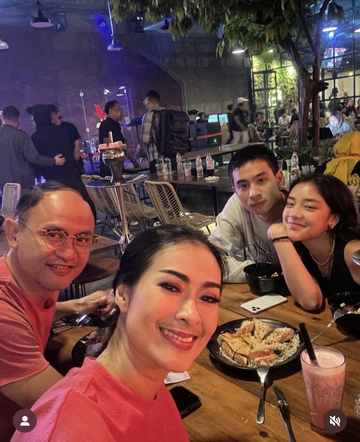 Iis Dahlia Asyik Makan di Resto Bareng Sahabat dan Keluarga
