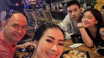 Iis Dahlia Asyik Makan di Resto Bareng Sahabat dan Keluarga