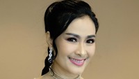 Iis Dahlia terlibat kontroversi dengan artis Nikita Mirzani atas masalah yang belum diketahui jelas. Hal ini terlihat dari unggahan Instagram story Nikita Mirzani yang meluapkan kekesalannya kepada Iis Dahlia. Foto: Instagram @isdadahlia
