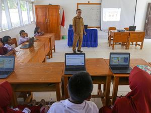 Dari Papan Tulis ke Layar Cahaya: SD di Pedalaman Konawe Menuju Era Digital