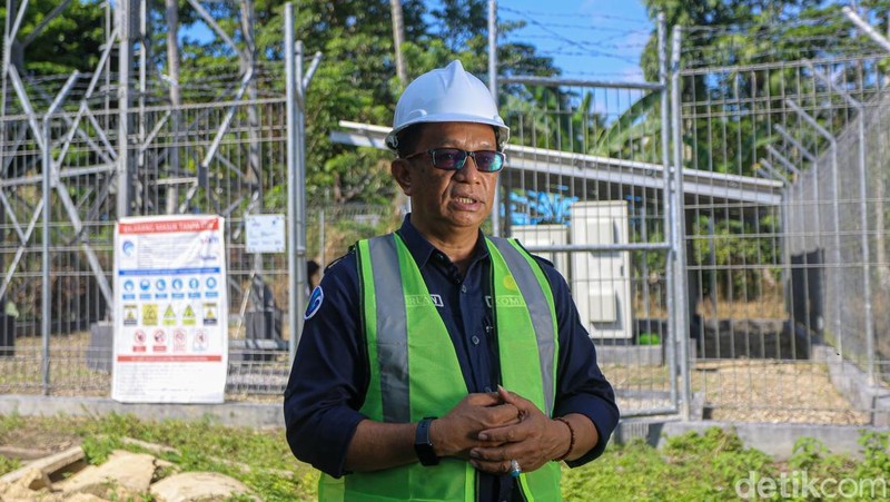 Teknisi mengecek tower Base Transceiver Station (BTS) di Wawonii, Konawe Kepulauan.