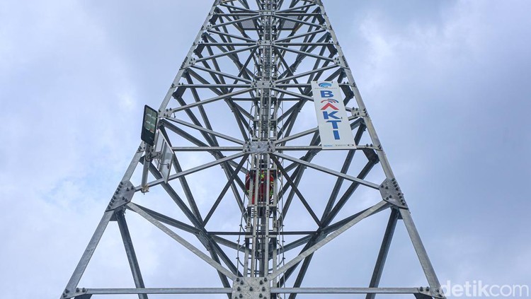 Intip Perawatan BTS di Konawe Kepulauan Teknisi mengecek tower Base Transceiver Station (BTS) di Wawonii, Konawe Kepulauan.