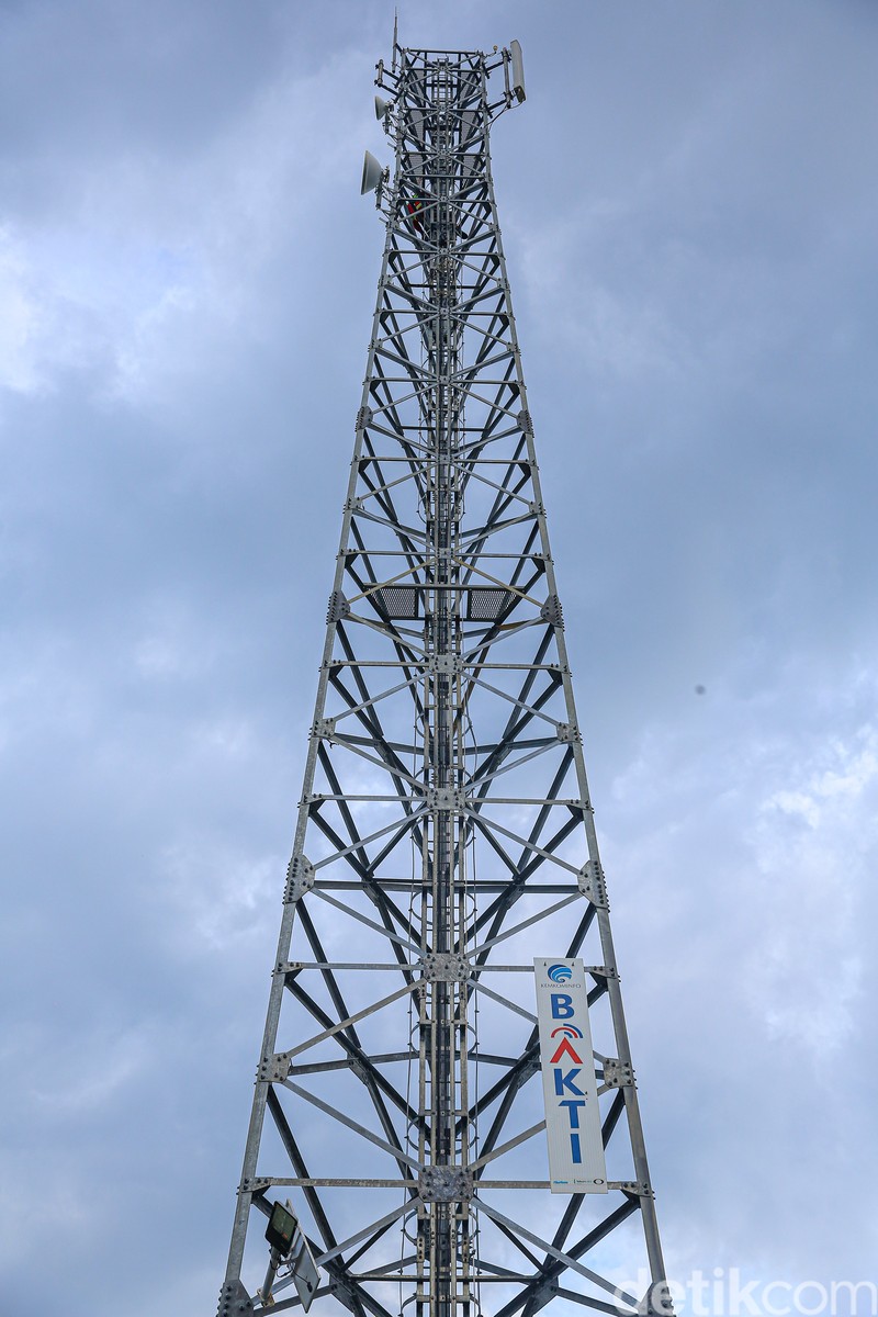 Teknisi mengecek tower Base Transceiver Station (BTS) di Wawonii, Konawe Kepulauan.