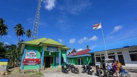 Teknisi mengecek tower Base Transceiver Station (BTS) di Wawonii, Konawe Kepulauan.