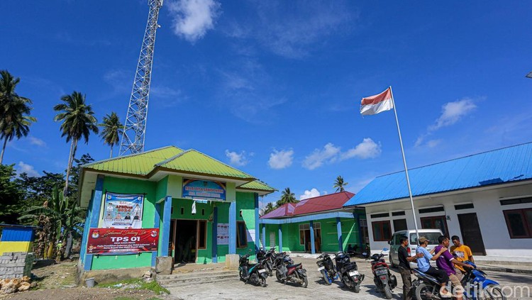 Teknisi mengecek tower Base Transceiver Station (BTS) di Wawonii, Konawe Kepulauan.