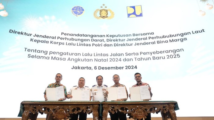 Penandatanganan SKB pengaturan lalin selama Nataru, Kakorlantas Irjen Aan Suhanan, Direktur Jenderal Perhubungan Darat, Direktur Jenderal Perhubungan Laut dan Direktur Jenderal Bina Marga. (Dok Istimewa)