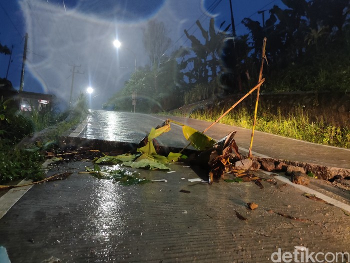 Jalan menuju Curug Citambur patah akibat pergerakan tanah