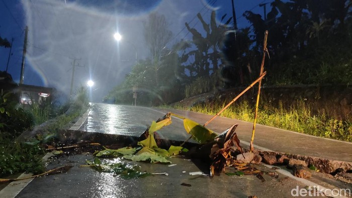 Jalan menuju Curug Citambur patah akibat pergerakan tanah