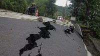 Pergerakan tanah  ini disebabkan oleh tingginya intesitas hujan di kawasan tersebut.