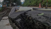 Sekda Kabupaten Sukabumi, Ade Suryaman menyebutkan terdapat 34 titik jalan di Kabupaten Sukabumi terputus akibat bencana banjir dan longsor.