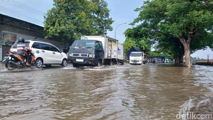 Jalur Pantura Pasuruan banjir
