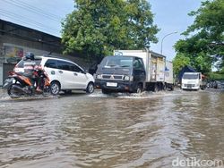 Jalur Pantura Rejoso Pasuruan Terendam, Kendaraan Merambat