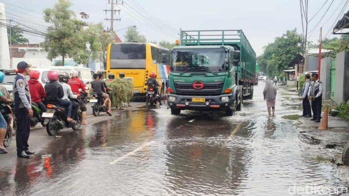 jalur pantura pasuruan banjir bikin lalin macet