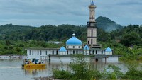 Sebuah masjid besar terlihat perlahan tenggelam akibat naiknya air.