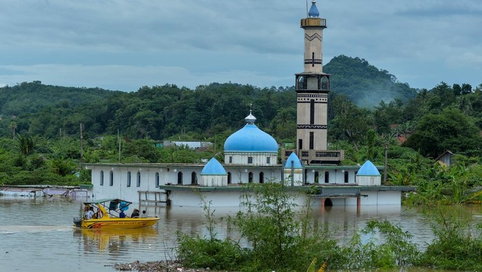 Kampung Penampung Air Bendungan Karian Mulai Tenggelam Warga menaiki perahu melintasi kampung yang terendam air di Kampung Somang, Kabupaten Lebak, Banten, Jumat (6/12/2024). Kampung Somang seluas 5 kilometer persegi yang menjadi lokasi penampungan air untuk Bendungan Karian itu saat ini mulai tenggelam seiring meningkatnya intensitas hujan. ANTARA FOTO/Putra M. Akbar/gp/rwa.