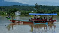 Saat ini kampung itu mulai tenggelam seiring meningkatnya intensitas hujan.