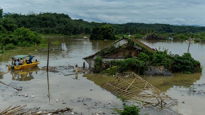 Kampung Penampung Air Bendungan Karian Mulai Tenggelam Warga menaiki perahu melintasi kampung yang terendam air di Kampung Somang, Kabupaten Lebak, Banten, Jumat (6/12/2024). Kampung Somang seluas 5 kilometer persegi yang menjadi lokasi penampungan air untuk Bendungan Karian itu saat ini mulai tenggelam seiring meningkatnya intensitas hujan. ANTARA FOTO/Putra M. Akbar/gp/rwa.