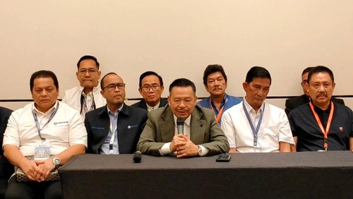 Ketua Dewan Kehormatan Pusat Peradi, Adardam Achyar (dua kiri), didampingi Ketua Umum Dewan Pimpinan Nasional (DPN) Peradi, Otto Hasibuan, Jumat (6/12/2024). (Agus Eka/detikBali)