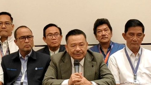 Ketua DPN Peradi Otto Hasibuan dan jajarannya. (Agus Eka/detikBali)