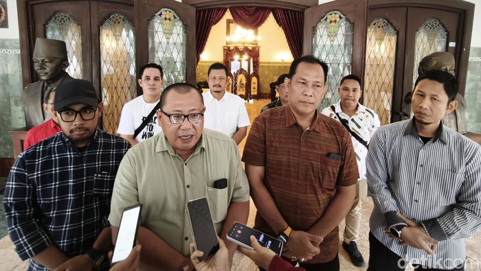 Ketua DPRD Solo Budi Prasetyo (depan) dan perwakilan anggota DPRD Solo, saat ditemui di Lodji Gandrung, Solo, Sabtu (7/12/2024).