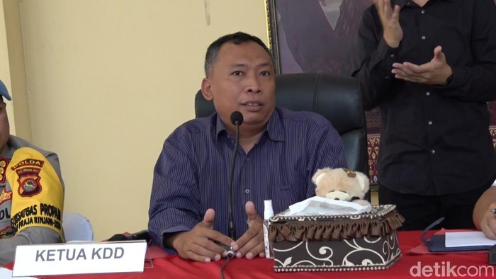 Ketua Komisi Disabilitas Derah (KDD) NTB, Joko Jumadi saat sesi konferensi pers di Mapolda NTB. (Helmy Akbar / detikBali)