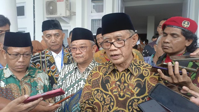 Ketum PP Muhammadiyah, Haedar Nashir, memberikan tanggapan kepada awak media di UMK, NTT, Jumat (6/12/2024). (Simon Selly/detikBali)