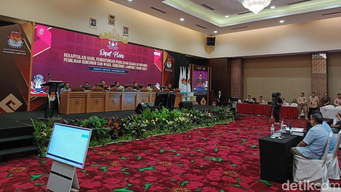 KPU Lampung saat menggelar rapat pleno rekapitulasi penghitungan suara Gubernur dan Wakil Gubernur Lampung tahun 2024