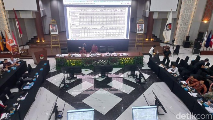 KPU Sumsel saat menggelar rekapitulasi perolehan suara di Pilgub Sumsel 2024
