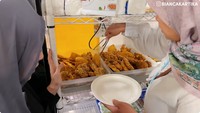 Di Pojok Joyo menawarkan ragam gorengan yang lezat. Bianca membeli beberapa jenis gorengan dengan harga 20 NTD (Rp 9.790) per buahnya. Foto: YouTube Bianca Kartika