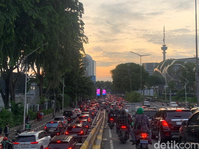Lalu lintas di dekat Gelora Bung Karno, Jl Gerbang Pemuda, Jakarta, Sabtu 7 Desember 2024 petang hari. (Mulia Budi/detikcom)