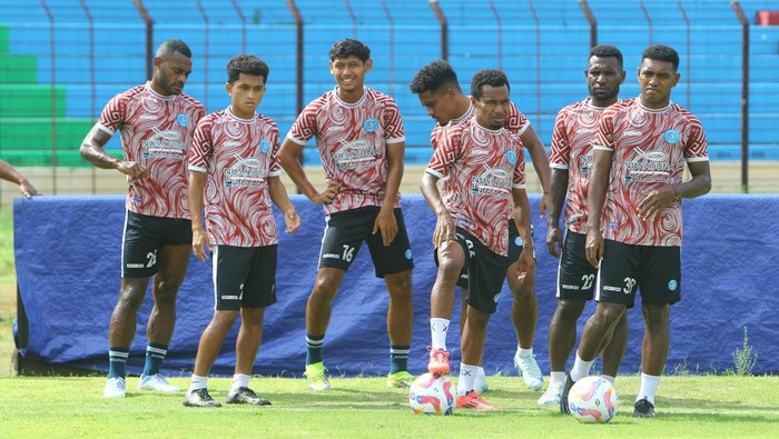 Latihan PSBS Biak jelang melawan Barito Putera dalam laga Liga 1 2024/2025.