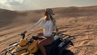 Gaya sangar Victoria naik ATV di gurun pasir Dubai. Selama bertugas menjadi Miss Universe 2024, Victoria akan mengadvokasi isu-isu seperti kesehatan mental, hingga hak-hak terhadap hewan. (Instagram/@victoriaakjaer)