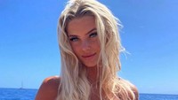 Mengenakan bikini warna merah, Victoria membiarkan rambut blonde-nya tergerai ditiup angin di pantai Tenerife, Spanyol. Sebagai penari, Victoria sudah memenangkan berbagai penghargaan di negaranya, Denmark. (Instagram/@victoriaakjaer)