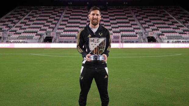 Dec 4, 2024; Ft. Lauderdale, Florida, USA; Inter Miami CF forward Lionel Messi (10) holds the London Donovan MVP Award during a presentation ceremony at Chase Stadium. Mandatory Credit: Sam Navarro-Imagn Images